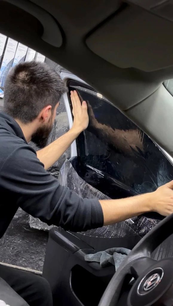 Мастер OPTIMUS устанавливает автомобильное стекло в салоне автомобиля