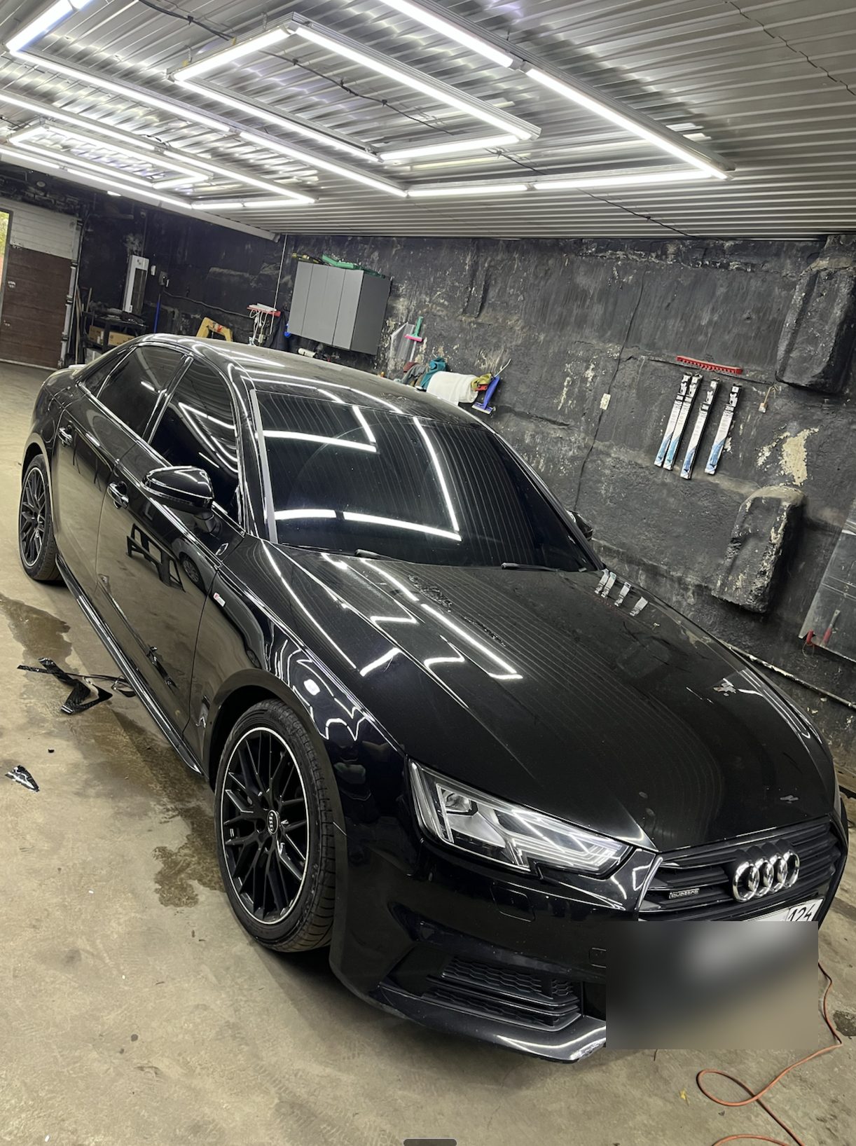 Черный Audi в студии OPTIMUS после детейлинг-ухода, номерной знак скрыт