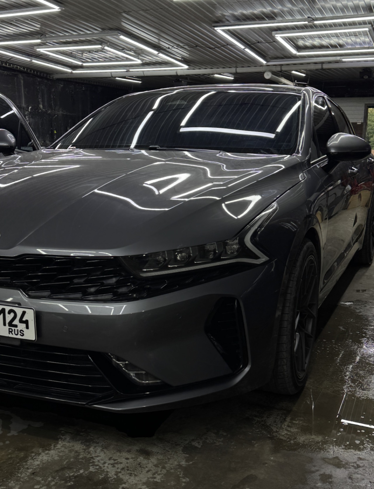 Серый Kia K5 в студии OPTIMUS после детейлинг-ухода