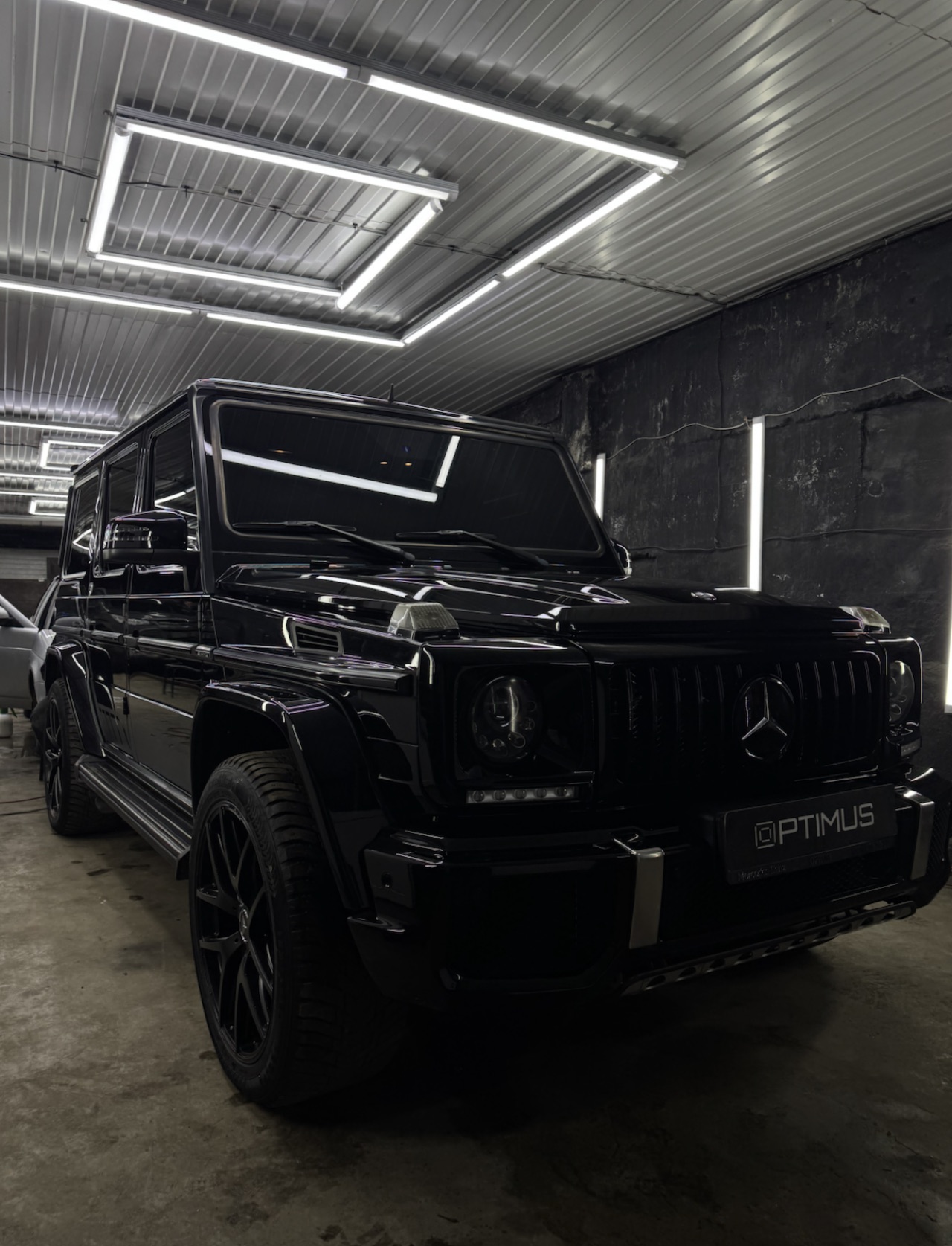Черный Mercedes-Benz G-Class в студии OPTIMUS после детейлинг-обработки