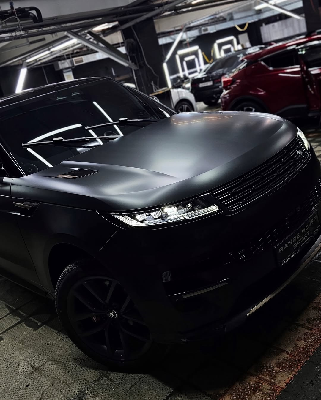 Автомобиль Range Rover в студии детейлинга